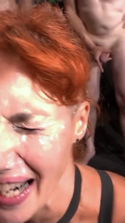 Необходимо поделиться моментом из "Немецкая худенькая рыжая зрелая спермаари на кримпай-гэнгбэнге с поклонниками в Берлине"