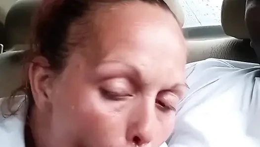 Sokak fahişesi arabada oral seks yapıyor. Ağıza boşalma