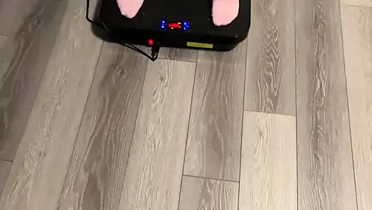 Sarsılmış ve okşuyor