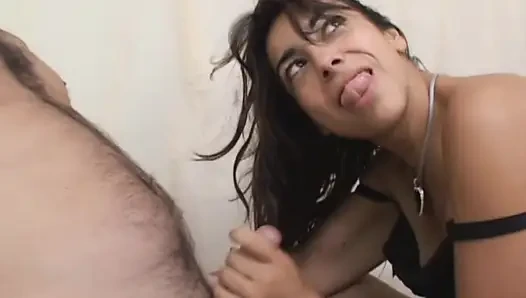 Esmer orta yaşlı seksi kadın iki adam tarafından sikiliyor