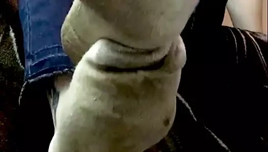 Kirli ayaklarımı ve yıpranmış çoraplarımı kokla