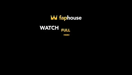 Ateşli kız tıraşlı amını büyük bir şekilde iterken eğiliyor