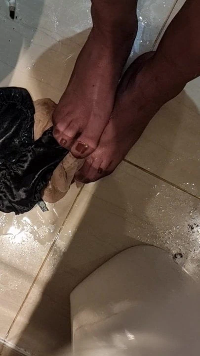 Cd korkak sürtük işemek tüm üzerinde naylon ayaklar ve kadın iç çamaşırı