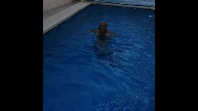 Seksi bbw milf içinde yüzme havuzu