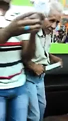 Yaşlı adam vay canına şov yapıyor