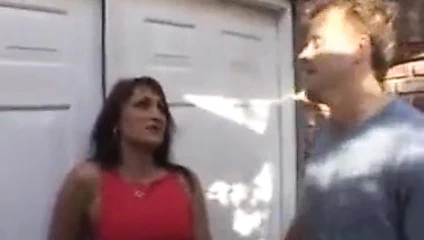 Milf jillian hareketli bir arabada sikikleri ve çift nüfuzlu