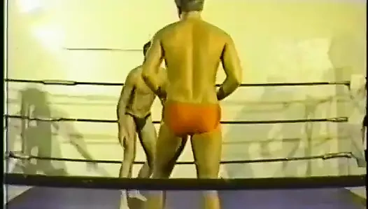 Zinde adamlar spor salonunda çıplak güreşiyor