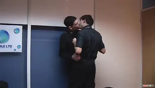 Aaron Aurora ve Tommy Curtis emiyor ve sikişiyor