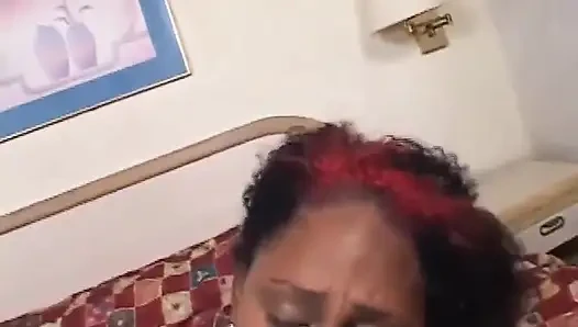 Büyük doğal memeli zenci kız yatak odasında sikişiyor... ağzına boşalma