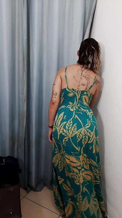 Orta yaşlı seksi kadın soyunma odasında bir satıcıyla seks yapıyor.