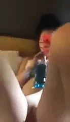 İrlandalı bir gezgin kızlar kedi ile oynamak