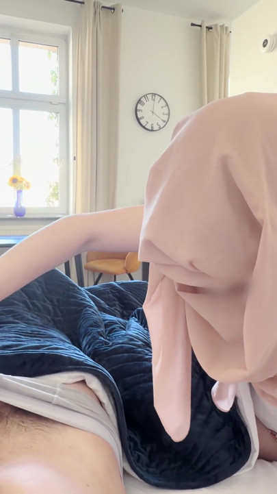 "Daha önce hiç böyle bir şey görmedim." Utangaç Arap üvey anne gözlerini üvey oğlunun kesilmemiş yarağının içine alamıyor... | Klip 2