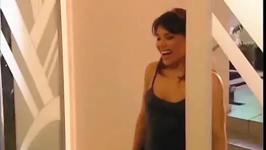 Asyalı seksi kız banyoda sikilmeyi seviyor