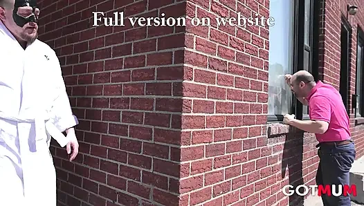 Anne var - sevimli sarışın orta yaşlı seksi kadın iki adam tarafından sikiliyor