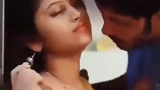 Hintli çift eğleniyor.