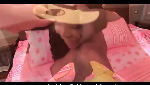 Siyah ladyboy güneşli derin oral seks