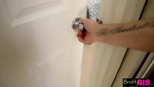 Benim üvey kardeşim casusluk yaparken yakalandı ve şimdi becermek istiyor! s5:e9