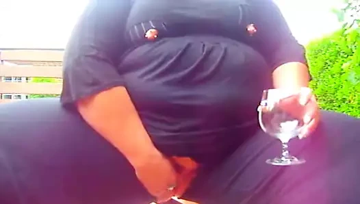 Bbw güvertede şampanya içer