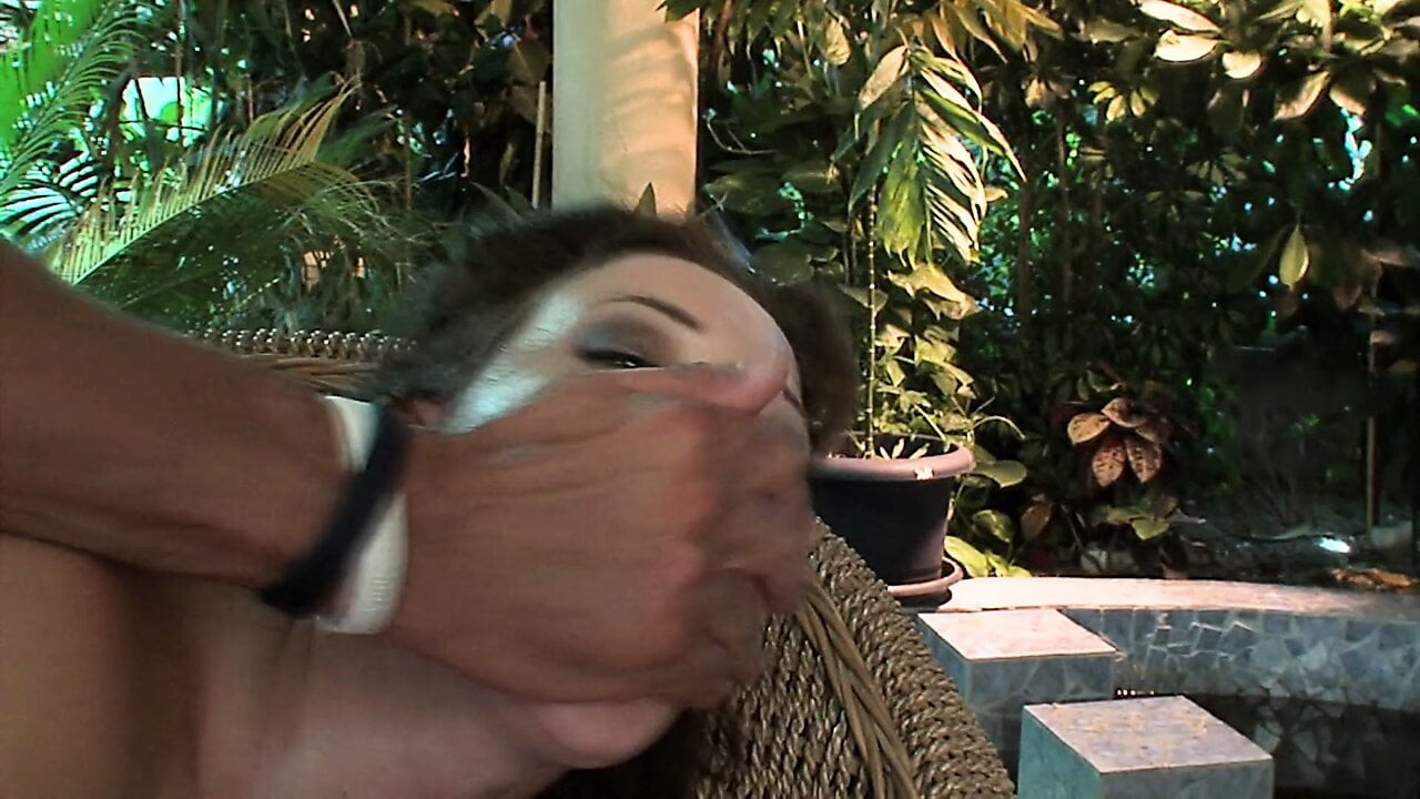 Islak azgın orta yaşlı seksi kadın onun amını siktiğinde deli gibi çığlık atıyor!