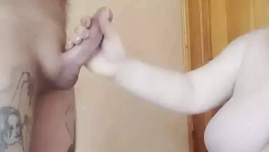 Ateşli bir emmeden sonra yarak boşalıyor