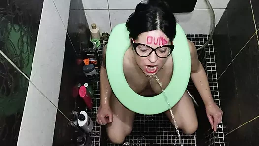 Lanet! Ben tam bir aptal götlü insan tuvaletinde sikişen fahişeyim. BANA BAK!