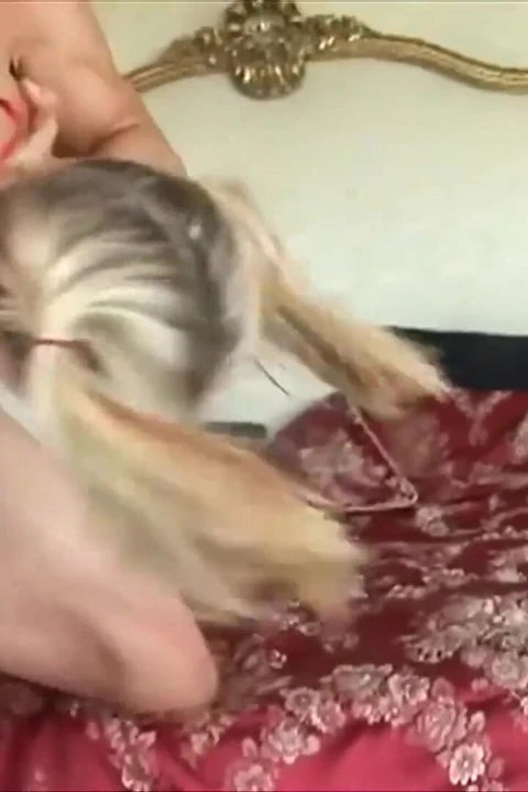 Sarışın kız büyük bir yarakla öğürüyor sonra döl yiyor