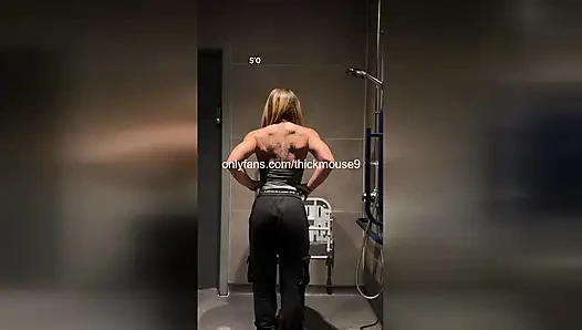 Muscle Girl Gangbang: 18-åringers gymfitte banket av Jocks