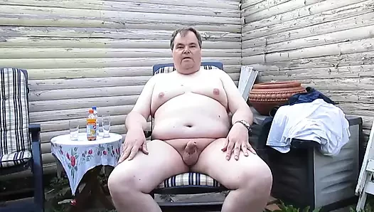 Holger tamamen dışarı çıkıyor.