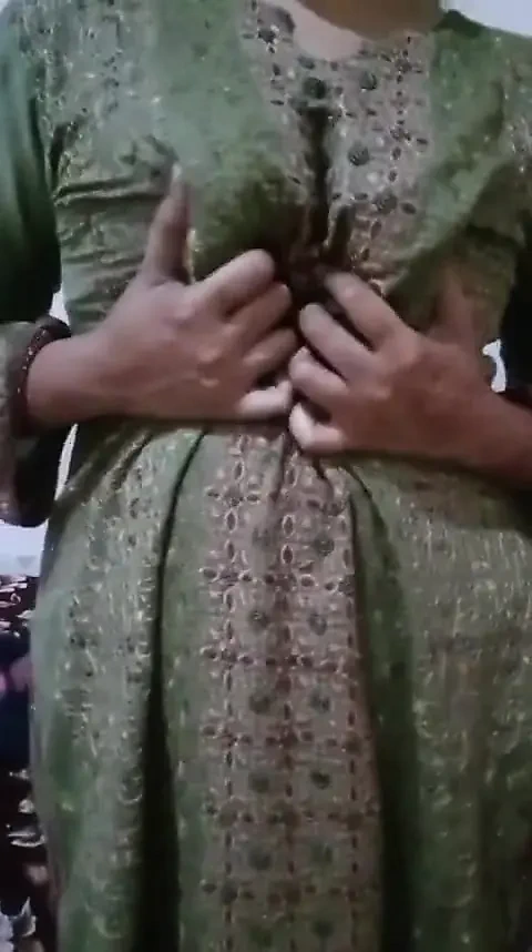 Okul öğretmeni öğrencisine göğüslerini gösteriyor