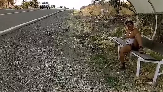 Devska otobüs durağında gösteri yapıyor