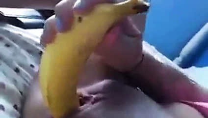 O bir muzla masturbes