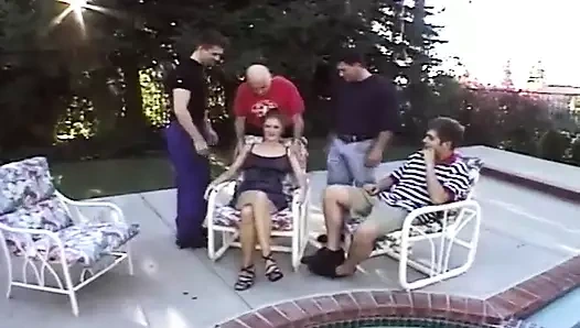 Harika bir vücuda sahip çarpıcı sarışın orta yaşlı seksi kadın iki büyük zenci yarağı tarafından sikiliyor.