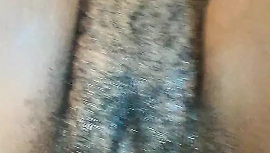 ¡Mi vecino me tocó antes de follar en misionero! Mira mi lindo coño
