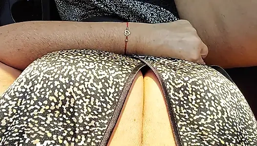 Topuklu ve kısa etekli üvey anne ofise giderken herkesin içinde azdırıyor. Bölüm 1