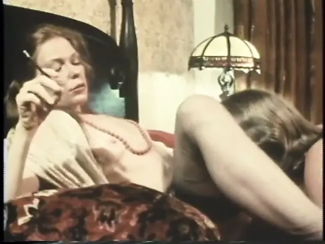 Seksi çoraplı azgın olgun yatak odasında büyük bir yarağa biniyor