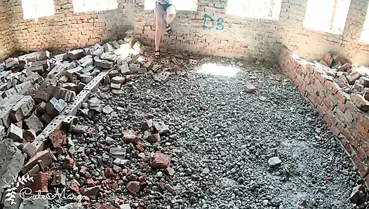 Terk edilmiş bir şantiyede sikiş - yabancı genç kızın içine boşalıyor