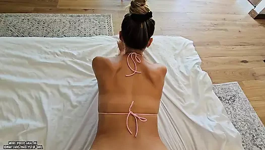 Pembe mayolu yabancı tutkuyla kendini bir yarağa itiyor