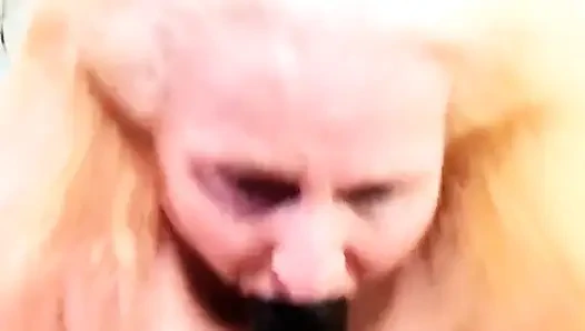 Meme sikişi ve bir sürü yarak emiyor bu adam sikişiyor