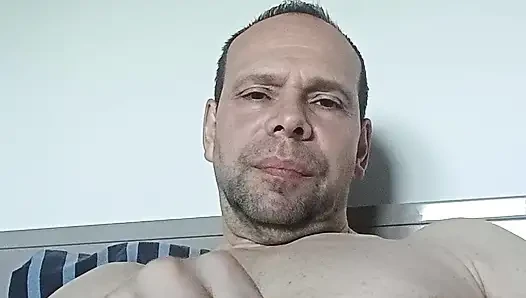 Yüzümü hedef alıyorum ama döl omzuma boşalıyor
