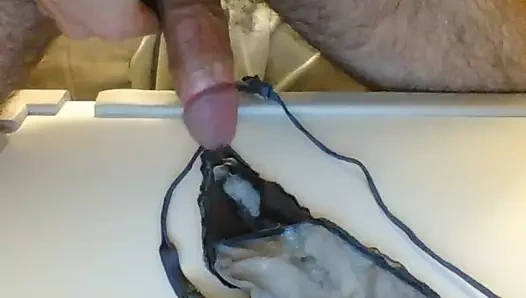 Cum üzerinde kardeş külot