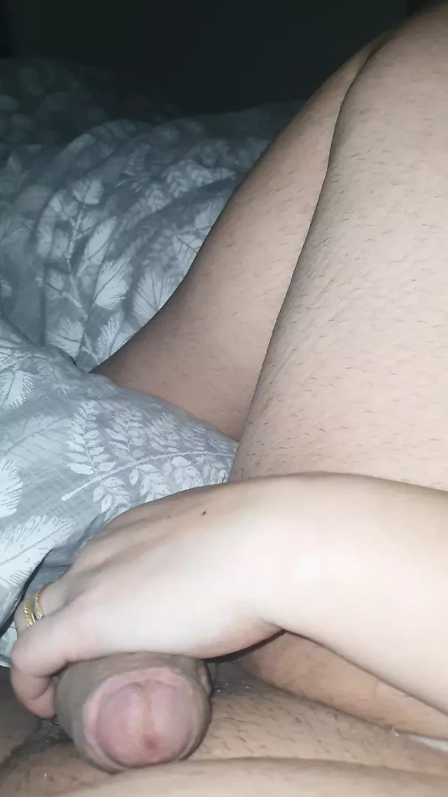 Üvey annem şu anda taşaklarımı tutuyor ve sikimi elle muamele çekiyor