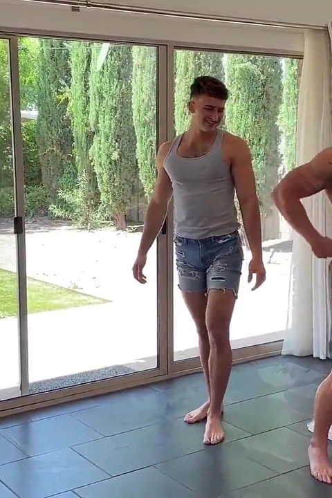 Latin adam Juan Lucas ve latin luna lopez ile sikişmeden önce tombul götlü Maximus Kelly!