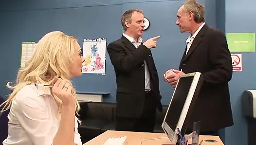 Büyük sert yaraklar için seksi sarışın