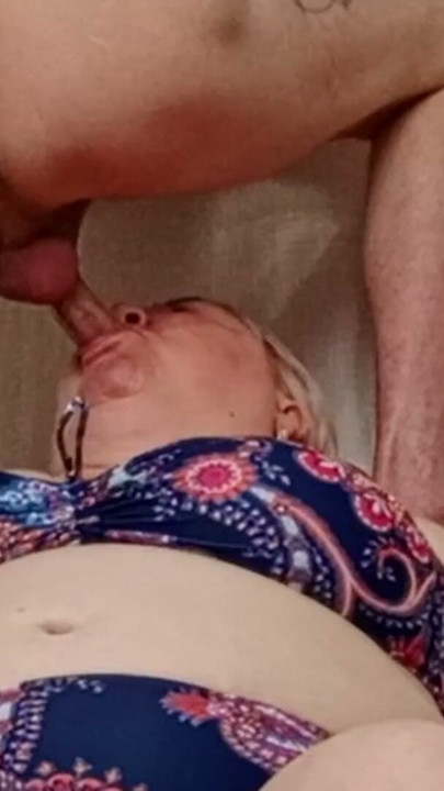 işe gitmeden önce komşu ağzına sokmama izin veriyor ve ağzını dölle dolduruyor | Bölüm 3