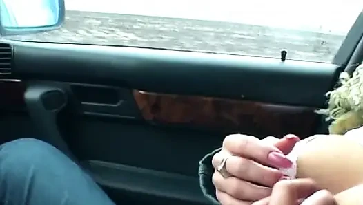 Pirsingli amcık dildo arabada esneme fışkırtıyor