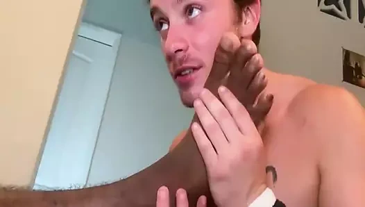 Siyah iri parça ayaklarını kokladı ve arkadaşı tarafından yaladı