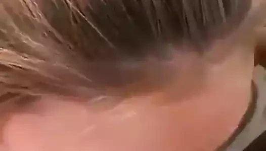 sarışın munching üzerinde onu arkadaşı