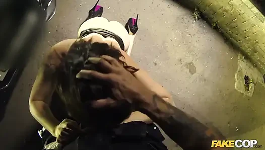 Fake cop - genç parti kızı ara sokakta sikiliyor ve yarak emiyor bakış açısı
