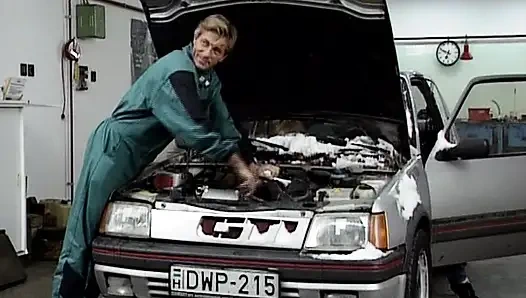 Döl yiyen Alman sürtük anal deliğinden sikiliyor