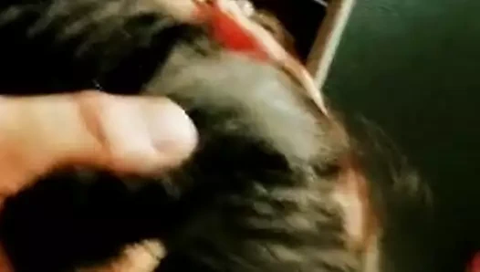 Dizlerinin üzerinde sikik domuz. iyi fahişe. iyi eğitilmiş